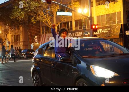 Oakland, Californie, États-Unis. 7 novembre 2020. Les partisans de Joe Biden/Kamala Harris remplissent les rues pour célébrer leur victoire sur Donald Trump lors de l'élection présidentielle américaine dans une caravane de voitures dans la ville natale du vice-président élu Kamala Harris. Crédit : Kristin Cato/Alamy Live News Banque D'Images