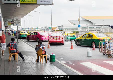 Bangkok,Thaïlande-Mai 29,2016:la circulation dans le parking pour les taxis transporte des passagers L'intérieur du hall des départs de l'aéroport de Suvarnabhumi est très occupé Banque D'Images