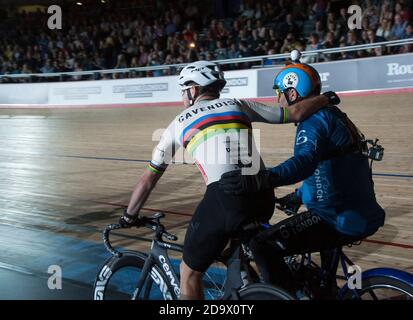 Mark Cavendish félicite son cavalier Derny. Les coureurs participaient au championnat de cyclisme de six jours sur piste à Lee Valley Velodrome, Londres, Royaume-Uni. Banque D'Images