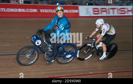 Mark Cavendish dans la course de derny. Les coureurs participaient au championnat de cyclisme de six jours sur piste à Lee Valley Velodrome, Londres, Royaume-Uni. Banque D'Images