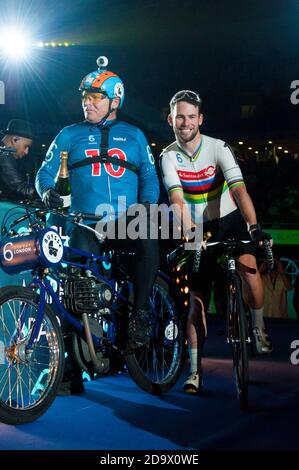 Mark Cavendish avec son cavalier Derny. Les coureurs participaient au championnat de cyclisme de six jours sur piste à Lee Valley Velodrome, Londres, Royaume-Uni. Banque D'Images