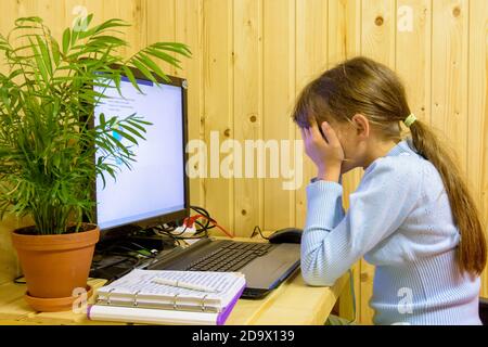 La fille a fermé les yeux de la fatigue de la distance apprentissage Banque D'Images