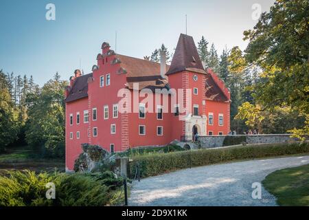Château d'eau rouge Cervena Lhota en Bohême du Sud, République tchèque. Temps d'été sans nuages Banque D'Images