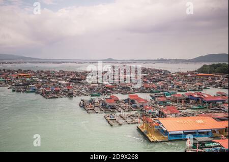 Lingshui, Hainan, Chine - 13 novembre 2019. Village de pêcheurs flottant Péniche avec vue aérienne de Fish Farms. Excursion touristique populaire au port de Xincun, dans le comté de Lingshui Banque D'Images