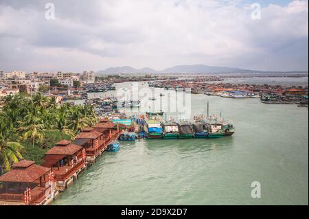 Lingshui, Hainan, Chine - 13 novembre 2019. Village de pêcheurs flottant Péniche avec vue aérienne de Fish Farms. Excursion touristique populaire au port de Xincun, dans le comté de Lingshui Banque D'Images