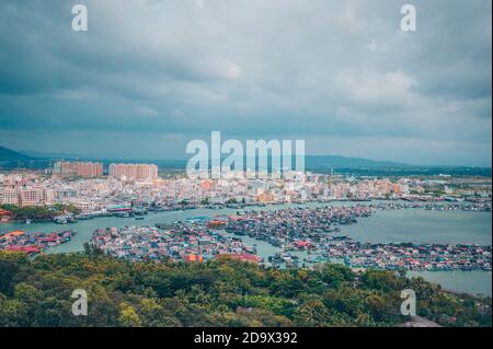 Lingshui, Hainan, Chine - 13 novembre 2019. Village de pêcheurs flottant Péniche avec vue aérienne de Fish Farms. Excursion touristique populaire au port de Xincun, dans le comté de Lingshui Banque D'Images