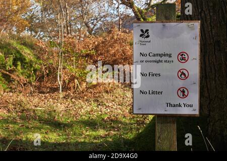 A National Trust No Camping/Fires/Llitter Sign, Ullswater, Lake District National Park, Cumbria, Angleterre, Royaume-Uni Banque D'Images