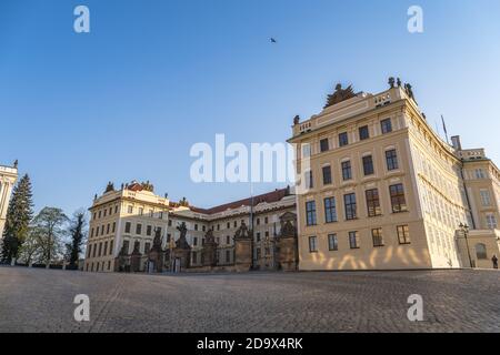 Le château de Prague situé dans le quartier de Hradcany est la résidence officielle et le bureau du Président de la République tchèque, la place Hradcanske Banque D'Images