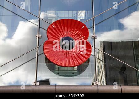 Un grand coquelicot commémoratif placé sur les Armouries royales de Leeds musée dans le centre-ville de Leeds Banque D'Images