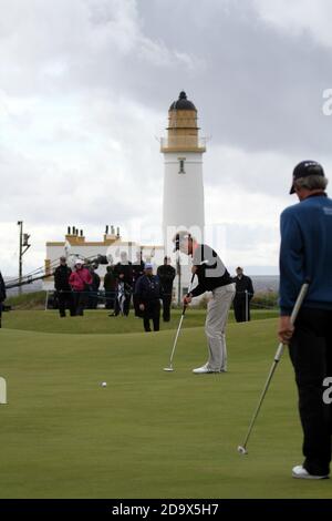 Parcours de golf Turnberry, Ayrshire, Écosse 2012 Seniors Open Golf Championship .Fred couples remportant le Senior British Open par deux coups après avoir cloué un 25 pieds mis pour terminer avec des birdies consécutives.Vu ici à l'approche de la 18th avec Bernard Langer contre l'emblématique phare de Turnberry regardant Langer jouer son putt Banque D'Images