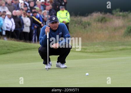 Parcours de golf Turnberry, Ayrshire, Écosse 2012 Seniors Open Golf Championship .Fred couples gagnant le Senior British Open par deux coups après avoir cloué un 25 pieds mis pour terminer avec des birdies consécutives.regardant le putt Banque D'Images