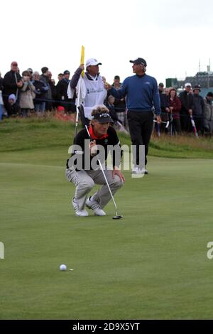 Parcours de golf Turnberry, Ayrshire, Écosse 2012 Seniors Open Golf Championship .Fred couples remportant le Senior British Open par deux coups après avoir cloué un 25 pieds mis pour terminer avec des birdies consécutives.Vu ici à l'approche de la 18th avec Bernard Langer Banque D'Images