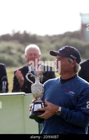 Parcours de golf Turnberry, Ayrshire, Écosse 2012 Seniors Open Golf Championship .Fred couples remportant le Senior British Open par deux coups après avoir cloué un 25 pieds mis pour terminer avec des birdies consécutives.Embrasser le pichet de Claret Banque D'Images