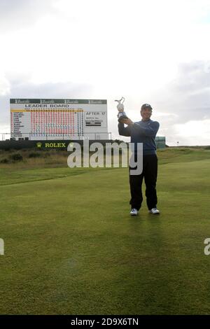 Parcours de golf Turnberry, Ayrshire, Écosse 2012 Seniors Open Golf Championship .Fred couples remportant le Senior British Open par deux coups après avoir cloué un 25 pieds mis pour terminer avec des birdies consécutives.Ici, embrasser le trophée Banque D'Images