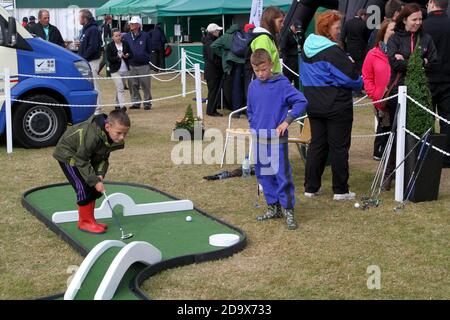 Turnberry 2012 Ayrshire, Écosse, Royaume-Uni Seniors Open Golf Championship. Enfants jouant à la zone des enfants, le golf fou et les filets d'entraînement Banque D'Images