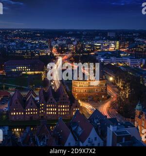 Luebeck, Allemagne – 17 décembre 2019 : vue aérienne de nuit sur les maisons illuminées de Holstentor et de Salzspeicher dans la ville de Luebeck, en wi Banque D'Images