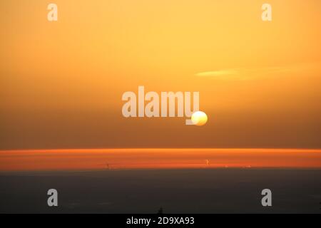 Schierke, Allemagne. 08 novembre 2020. Lever du soleil sur Brocken, à 1,142 mètres de la plus haute montagne des monts Harz. Credit: Matthias Bein/dpa-Zentralbild/ZB/dpa/Alay Live News Banque D'Images