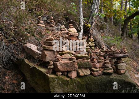 Cairn pierres pyramide sur un sentier de randonnée Banque D'Images