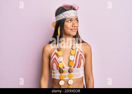 Belle femme hispanique portant le style bohème et hippie souriant regardant sur le côté et regardant loin de penser. Banque D'Images