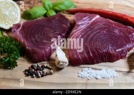 deux steaks de thon crus et épices Banque D'Images