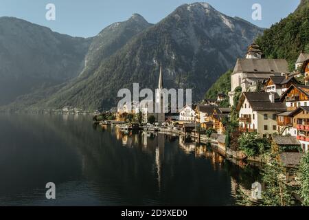 Vue classique de carte postale sur la célèbre ville de Hallstatt au bord du lac, en Autriche. Vue panoramique pittoresque de la belle ville qui se reflète dans Hallstatter See.Beautiful Banque D'Images