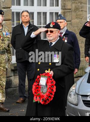 Bridport, Dorset, Royaume-Uni. 8 novembre 2020. Des résidents, des militaires, des anciens combattants et des conseillers de Bridport à Dorset viennent au cours du confinement de Covid-19 pour rendre hommage à un service du dimanche du souvenir et déposer des couronnes de pavot au monument commémoratif de guerre à l’extérieur de l’église Sainte-Marie. Crédit photo : Graham Hunt/Alamy Live News Banque D'Images