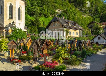 Hallstatt, Autriche - 10 août 2020. Un petit cimetière à Hallstatt, une ville historique de l'UNESCO située dans les Alpes autrichiennes sur la rive du Hallstatter Banque D'Images