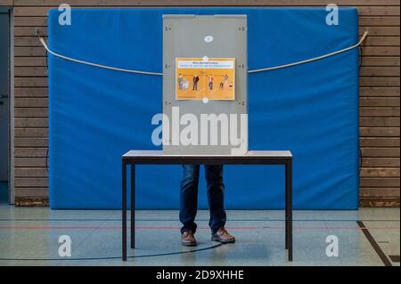 Stuttgart, Allemagne. 08 novembre 2020. Un homme vote dans un bureau de vote pour l'élection du nouveau Lord Mayor à Stuttgart. Un vote de run-off possible aura lieu le 29 novembre 2020. Credit: Sebastian Gollnow/dpa/Alay Live News Banque D'Images