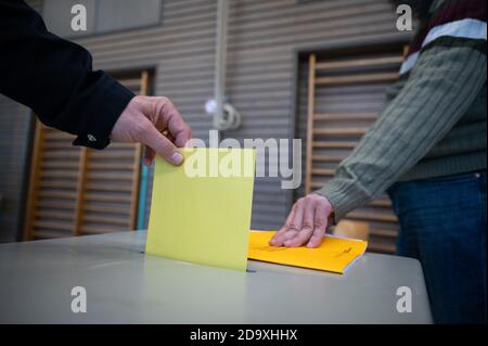 Stuttgart, Allemagne. 08 novembre 2020. Un homme vote dans un bureau de vote pour l'élection d'un nouveau maire à Stuttgart. Un vote de run-off possible aura lieu le 29 novembre 2020. Credit: Sebastian Gollnow/dpa/Alay Live News Banque D'Images