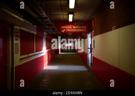 Une vue générale d'un concourse vide à l'intérieur du sol avant le match du championnat Sky Bet au City Ground, Nottingham. Banque D'Images