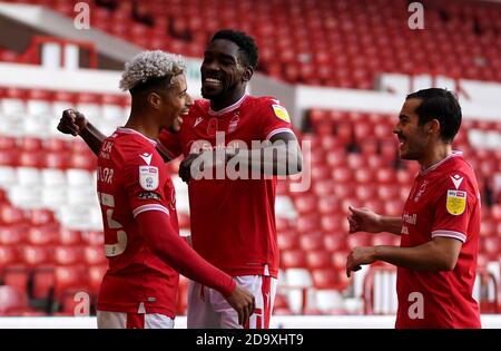 Lyle Taylor (à gauche), de Nottingham Forest, célèbre avec son coéquipier Sammy Ameobi après avoir obtenu le premier but de ses côtés lors du match du championnat Sky Bet au City Ground, à Nottingham. Banque D'Images