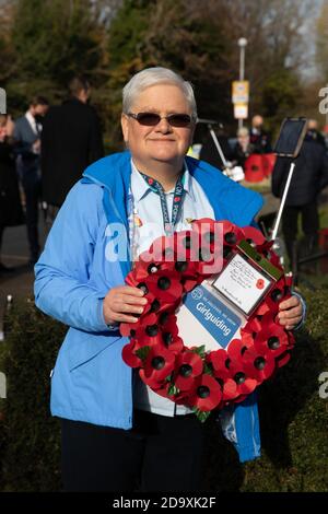 Biggin Hill, Royaume-Uni, 8 novembre 2020, malgré le confinement, les gens assistent à un service de souvenir à Biggin Hill Kent. Une dame pose avec une couronne pour le compte de Girlguidant.Credit: Keith Larby/Alamy Live News Banque D'Images