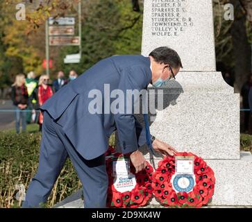 Biggin Hill, Royaume-Uni, 8 novembre 2020, malgré le confinement, les gens assistent à un service de mémoire à Biggin Hill Kent.cette année, les anciens combattants mars passé le Cenotaph est annulé, mais les représentants de la famille royale, le gouvernement et les Forces armées ont déposé des couronnes.Credit: Keith Larby/Alamy Live News Banque D'Images