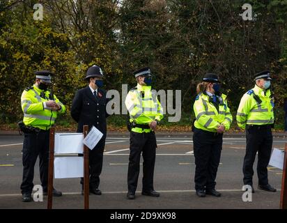 Biggin Hill, Royaume-Uni, 8 novembre 2020, malgré le confinement, les gens assistent à un service de mémoire à Biggin Hill Kent.cette année, les anciens combattants mars passé le Cenotaph est annulé, mais les représentants de la famille royale, le gouvernement et les Forces armées ont déposé des couronnes.Credit: Keith Larby/Alamy Live News Banque D'Images