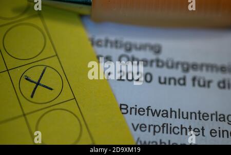 Stuttgart, Allemagne. 08 novembre 2020. Une croix pour l'élection du nouveau Lord Mayor à Stuttgart peut être vue sur un bulletin de vote dans un bureau de vote. Un vote de run-off possible aura lieu le 29 novembre 2020. Credit: Sebastian Gollnow/dpa/Alay Live News Banque D'Images