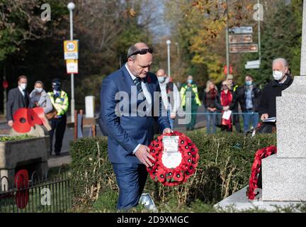 Biggin Hill, Royaume-Uni, 8 novembre 2020, malgré le confinement, les gens assistent à un service de souvenir à Biggin Hill Kent. Un homme représentant l'escadron ATC Biggin Hill a déposé une couronne. Crédit : Keith Larby/Alay Live News Banque D'Images