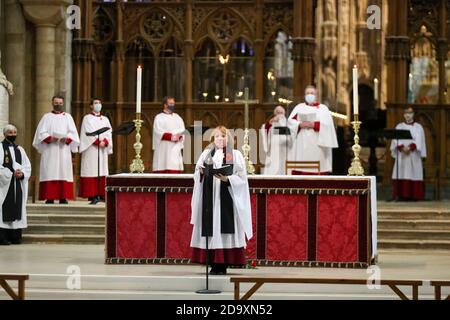 Doyen de Winchester, le très révérend Catherine Ogle (au centre), lors d'un service souvenir à la cathédrale de Winchester le dimanche du souvenir. Banque D'Images