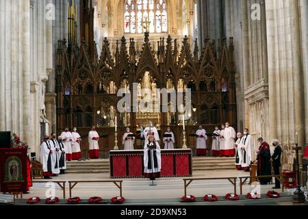 Doyen de Winchester, le très révérend Catherine Ogle (au centre), lors d'un service souvenir à la cathédrale de Winchester le dimanche du souvenir. Banque D'Images