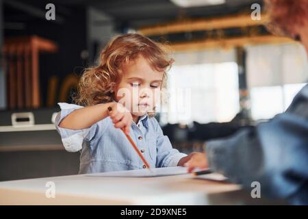 Les enfants s'amusent dans la salle de jeux. Jeux éducatifs de la maternelle Banque D'Images