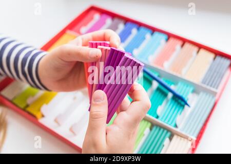 Rainbow Colors plasticité Box isolé sur fond blanc.coloré Kid plaline, pâte modelage argile.Little girl veut créer des jouets de jeu Banque D'Images