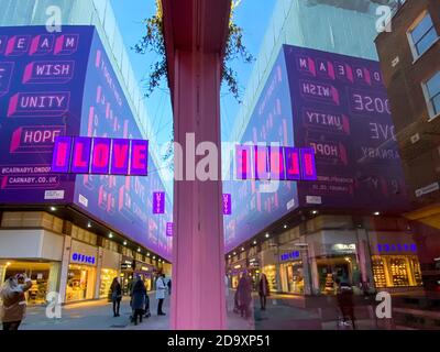 Carnaby Street , Londres, Royaume-Uni 7 Nov 2020 - Carnaby Street Christmas Lights en partenariat avec Choose Love. L'installation immerera Carnaby Street dans des néons roses, transmettant le message de l'amour, de l'unité, et de la solidarité dans ces temps difficiles. Les feux s'afficheront jusqu'au 5 janvier 2021. Credit Dinendra Haria /Alay Live News Banque D'Images