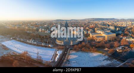 Europe Hongrie Budapest. Panorama. Château de Vajdahunyad. Patinoire de Varosliget. Place des héros. Musée des beaux-arts de Budapest Downtotwn Banque D'Images