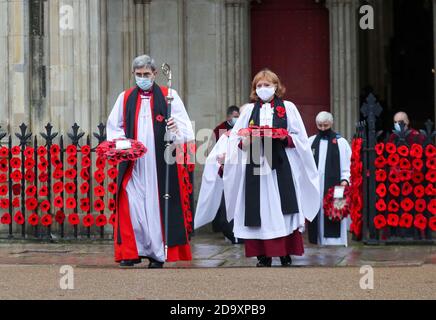 L'évêque de Winchester, le Révérend droit Dr Tim Dakin, (à gauche), et le doyen de Winchester, le très Révérend Catherine Ogle (à droite), lavent des couronnes au mémorial de guerre lors d'un service de mémoire à la cathédrale de Winchester le dimanche du souvenir. Banque D'Images