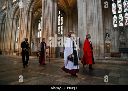 Doyen de Winchester, le très révérend Catherine Ogle (au centre), et maire de Winchester, Cllr Patrick Cunningham (à droite), lors d'un service de mémoire à la cathédrale de Winchester le dimanche du souvenir. Banque D'Images