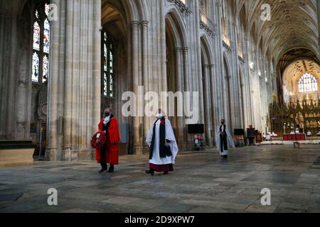 Le maire de Winchester, le Cllr Patrick Cunningham (à gauche) et le doyen de Winchester, le très révérend Catherine Ogle (à droite), lors d'un service de mémoire à la cathédrale de Winchester le dimanche du souvenir. Banque D'Images