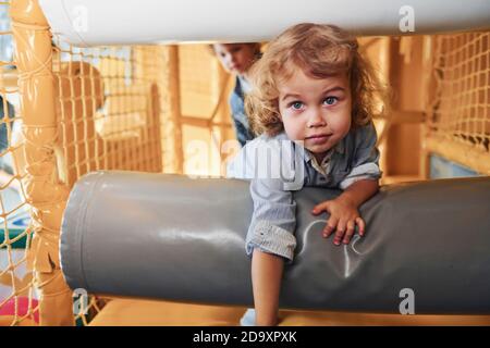 Les enfants s'amusent ensemble dans la salle de jeux. Jeux de maternelle Banque D'Images