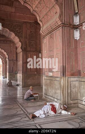 Old Delhi, Inde, juillet 2009. Personnes dormant dans les arches de la mosquée de Jama Masjid. Banque D'Images