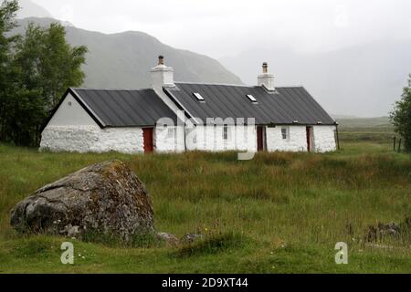 Ecosse, Highland, Glencoe, Blackrock Cottage, le célèbre Blackrock Cottage à Glencoe avec Buachaville Etive Mor en arrière-plan. La cabane appartient au Ladies' Scottish Mountain Club Banque D'Images