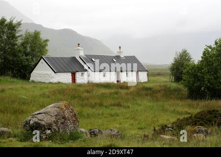 Ecosse, Highland, Glencoe, Blackrock Cottage, le célèbre Blackrock Cottage à Glencoe avec Buachaville Etive Mor en arrière-plan. La cabane appartient au Ladies' Scottish Mountain Club Banque D'Images