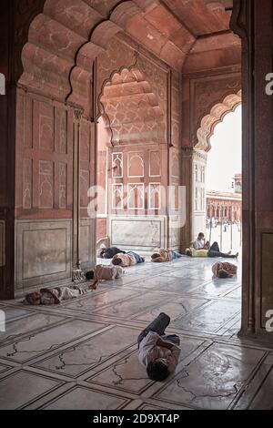 Old Delhi, Inde, juillet 2009. Personnes dormant dans les arches de la mosquée de Jama Masjid. Banque D'Images